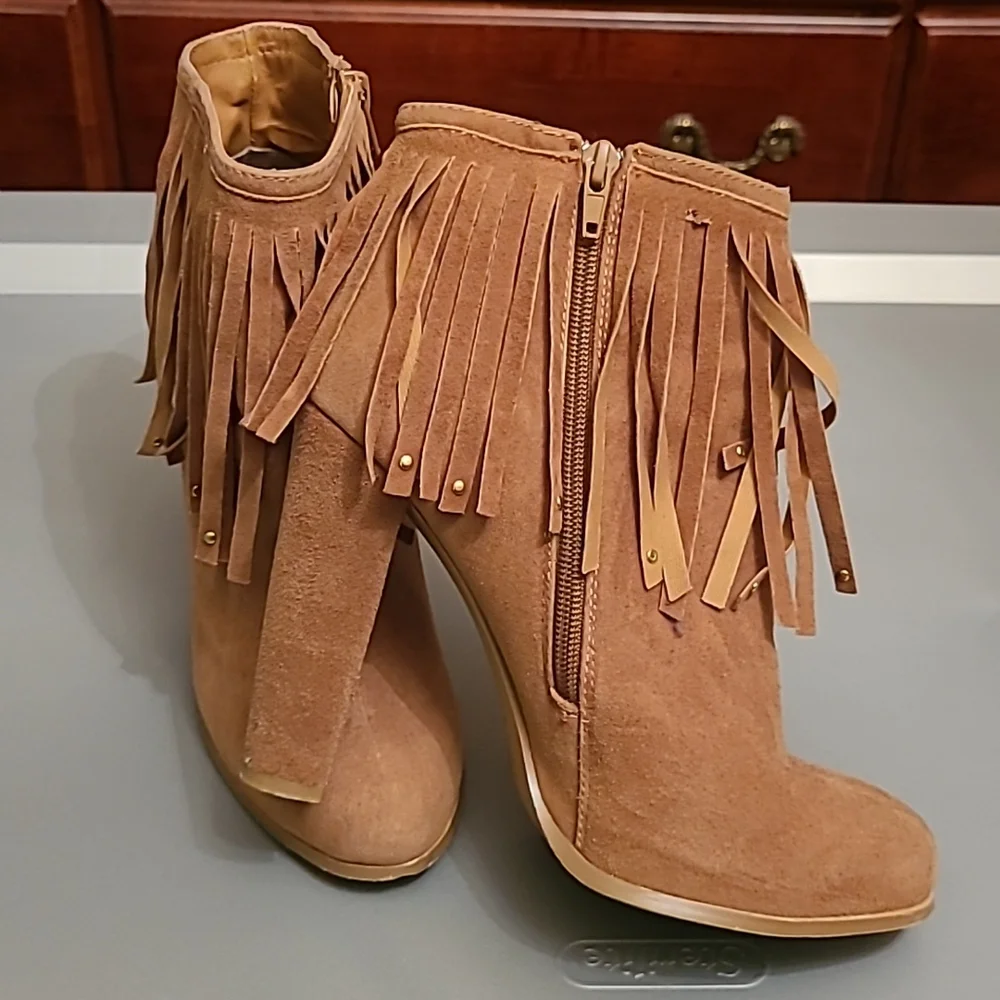 Heeled booties with fringe! - Picture 5 of 6
